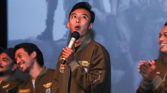 Aktor dan Komika Fajar Nugraha saat jumpa pers film 'Kadet 1947' di Senayan, Jakarta Selatan, Senin (22/11/2021). [Suara.com/Alfian Winanto]