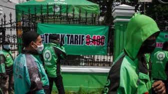 Driver ojek daring berunjuk rasa menolak penyesuaian tarif dengan mendatangi kantor Gojek di Solo, Jawa Tengah, Senin (22/11/2021). ANTARA FOTO/Mohammad Ayudha