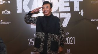 Aktor dan Komika Fajar Nugraha berpose didepan kamera saat gala premiere film &#039;Kadet 1947&#039; di Senayan, Jakarta Selatan, Senin (22/11/2021). [Suara.com/Alfian Winanto]