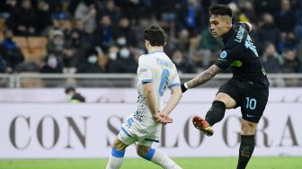 Pemain depan Inter Milan Lautaro Martinez (kanan) menendang untuk mencetak gol ketiga timnya selama pertandingan sepak bola Serie A Italia antara Inter melawan Napoli,  di Stadion Giuseppe Meazza, Milan, Itlia, Senin (22/11) dini hari WIB. Filippo MONTEFORTE / AFP
