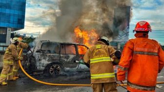 Mobil Land Cruiser Terbakar di Tol Wiyoto Wiyono, Kerugian Ditaksir Rp 200 Juta