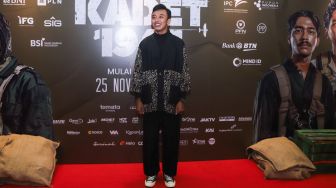 Aktor dan Komika Fajar Nugraha berpose didepan kamera saat gala premiere film &#039;Kadet 1947&#039; di Senayan, Jakarta Selatan, Senin (22/11/2021). [Suara.com/Alfian Winanto]