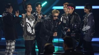 Kembali Cetak Sejarah, BTS Boyong 3 Penghargaan Termasuk AOTY di AMAs 2021!