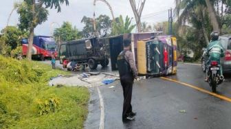 Truk Terguling di Jalan Raya Denpasar-Gilimanuk Karena Aspal Licin Saat Hujan Lebat