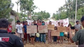 Warga Muna Tutup Jalan, Camat Lapor Polisi