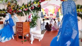 Gelar Acara Sunatan untuk Anak, Riasan Ibunya Malah Mirip Pengantin Baru