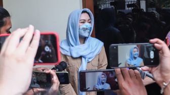 Penyanyi Vicky Shu saat ditemui awak media usai mengikuti kajian di Omah Asa, Kuningan, Jakarta Selatan, Selasa (23/11/2021). [Suara.com/Alfian Winanto]