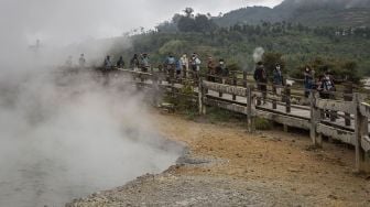 Sejumnlah wisatawan mengunjungi Kawah Sikidang di Dataran Tinggi Dieng, Batur, Kabupaten Banjarnegara, Jawa Tengah, Selasa (23/11/2021). ANTARA FOTO/Aditya P