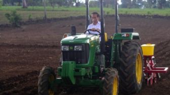 Momen Presiden Jokowi Belajar Naik Traktor di Jeneponto