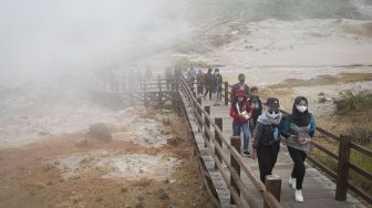 Sejumnlah wisatawan mengunjungi Kawah Sikidang di Dataran Tinggi Dieng, Batur, Kabupaten Banjarnegara, Jawa Tengah, Selasa (23/11/2021). ANTARA FOTO/Aditya P