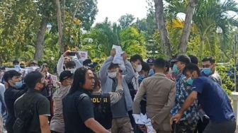 Pencari Suaka Afghanistan Hadang Polisi saat Demo di Depan Imigrasi Batam