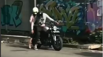 Viral Sejoli Naik Motor Retro Ini Bikin Publik Melting, Aksi Pemotor Pria Jadi Sorotan