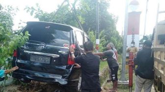 Avanza di Bintan Tabrak Ibu-ibu Sedang Tunggu Anak di Gerbang Sekolah