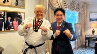 Donald Trump Dapat Sabuk Hitam Kehormatan Taekwondo, Warganet Sebut Tak Pantas