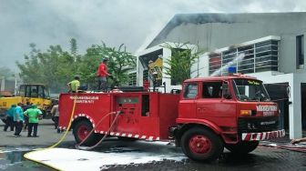 Bangunan Pabrik PT Dua Kelinci Terbakar, Api Berasal dari Gudang Oven