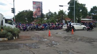 Aksi Ribuan Buruh di Cianjur Lumpuhkan Jalan Raya Bandung