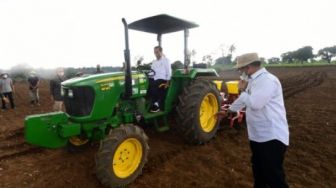 Menteri Pertanian Syahrul Yasin Limpo Ajar Presiden Jokowi Tanam Jagung Pakai Traktor