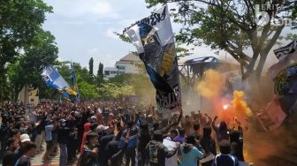 Demo Suporter Tuntut Iwan Setiawan 'Out' dari Persela Lamongan