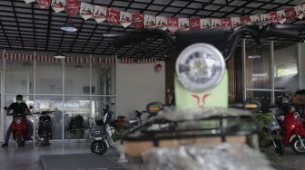 Teknisi mengetes kendaraan listrik di salah satu dealer kendaraan listrik di Jakarta, Rabu (24/11/2021). [Suara.com/Angga Budhiyanto]