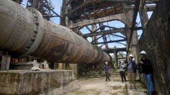 Pengunjung melihat kondisi bekas pabrik semen Indarung I di kawasan PT Semen Padang, Indarung, Sumatera Barat, Rabu (24/11/2021). ANTARA FOTO/Iggoy el Fitra