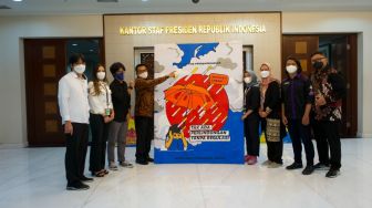 Sambangi Moeldoko, KOMPAK Serahkan Mural Dukungan Revisi PP 109 Tahun 2012