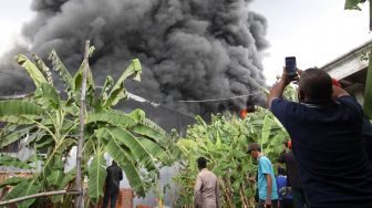 
Asap membubung ke langit dari lokasi terbakarnya pabrik palet plastik di kawasan Desa Randegan, Tanggulangin, Sidoarjo, Jawa Timur, Rabu (24/11/2021). ANTARA FOTO/Umarul Faruq