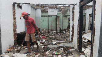 Warga mengumpulkan puing-puing bongkaran rumah di bantaran rel kereta api, Nusukan, Banjarsari, Solo, Jawa Tengah, Rabu (24/11/2021). ANTARA FOTO/Aloysius Jarot Nugroho