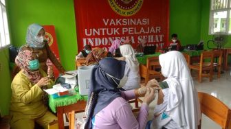 Capaian Vaksinasi Guru dan Murid Sudah 70 Persen, Kemendikbusristek: Ayo Pemda Buka Sekolah