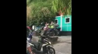 Viral! Seorang Prajurit TNI Adu Jotos Dengan Dua Polisi di Ambon