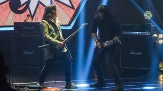 Grup musik Jamrud bersama Stevie Item saat tampil dalam konser Jamrud Perspective di Studio Sepat 72, Jakarta Selatan, Rabu (24/11/2021). [Suara.com/Alfian Winanto]