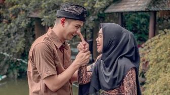 4 Pasangan Artis Ini Dikritik karena Terlalu Mesra dengan Pasangan Sah