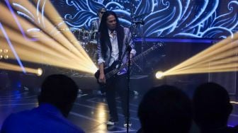 Grup musik Jamrud saat tampil dalam konser Jamrud Perspective di Studio Sepat 72, Jakarta Selatan, Rabu (24/11/2021). [Suara.com/Alfian Winanto]