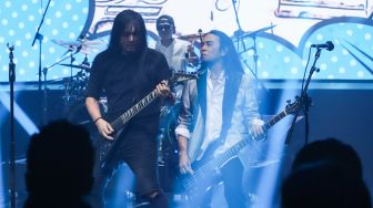 Grup musik Jamrud bersama Stevie Item saat tampil dalam konser Jamrud Perspective di Studio Sepat 72, Jakarta Selatan, Rabu (24/11/2021). [Suara.com/Alfian Winanto]