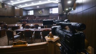 Suasana sidang putusan gugatan Undang-Undang Nomor 11 Tahun 2020 tentang Cipta Kerja yang diajukan kelompok buruh di Mahkamah Konstitusi, Jakarta, Kamis (25/11/2021). ANTARA FOTO/Rivan Awal Lingga