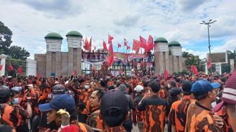 Kepung DPR, Ormas Pemuda Pancasila Desak Megawati Jatuhi Sanksi ke Junimart Girsang