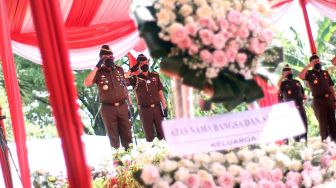 Wakil Jaksa Agung Setia Untung Arimuladi (kiri) mengikuti prosesi pemindahan makamjenazah Jaksa Agung Pertama RI, R.Gatot Taroenamihardja di Taman Makam Pusara Adhyaksa, Pondok Rajeg, Cibinong, Kabupaten Bogor, Jawa Barat, Kamis (25/11/2021).