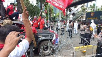 Geruduk MK, Massa Buruh Tabrak Kawat Berduri Pakai Mobil Komando