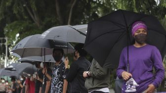 Aktivitis mengikuti aksi Kamisan di depan Istana Merdeka, Jakarta, Kamis (25/11/2021). [Suara.com/Angga Budhiyanto]