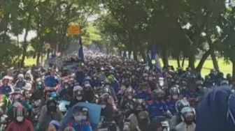 Ribuan Buruh Turun ke Jalan, Jalan Raya Bandung Lumpuh Total