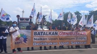 Tertahan di Patung Kuda, Massa Buruh Terobos Kawat Berduri Pakai Mobil Komando