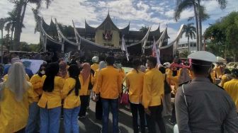 Tuntut Angkat Derajat Guru Honorer, Gubernur Sumbar Didemo Ratusan Mahasiswa