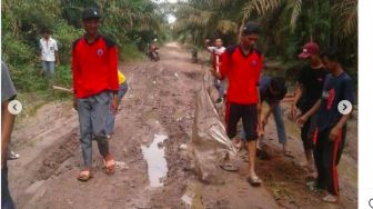 Jalan Poros ke Sekolah Rusak, Viral Pelajar di Sumsel Gotong Royong Memperbaiki