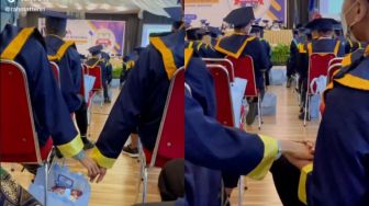 Bikin Iri! Adegan Sejoli Wisuda Bareng, Malamnya Langsung Lamaran, Warganet Adu Nasib