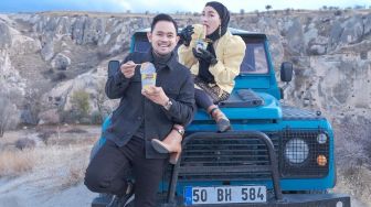 Crazy Rich Juragan 99 Santai Makan Bubur Ayam Pinggir Jalan Bareng Istri, Outfit yang Dipakai Jadi Sorotan