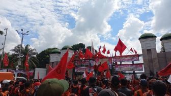 Tak Mau Keluar Gedung DPR, Massa PP Desak Junimart Girsang Datangi Kantor Pemuda Pancasila