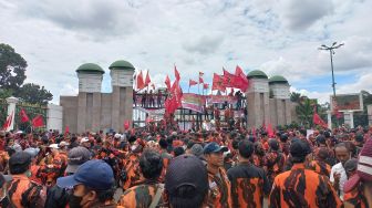 Massa Pemuda Pancasila Geruduk Gedung DPR, Tuntut Junimart Girsang Minta Maaf Langsung