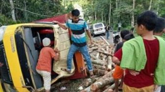 Truk Pengangkut Kayu Terguling di Lebak, Diduga Kelebihan Muatan