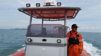 Dikejar Petugas, Dua Awak Kapal Bawa Rokok Ilegal di Batam Terjun ke Laut