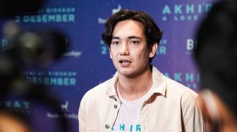 Profil Adipati Dolken, Beradegan Mesra di Akhirat: A Love Story