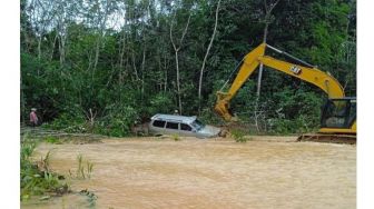 Ya Tuhan! Pasutri PNS Tewas Di Dalam Mobil Terseret Banjir Kalimantan